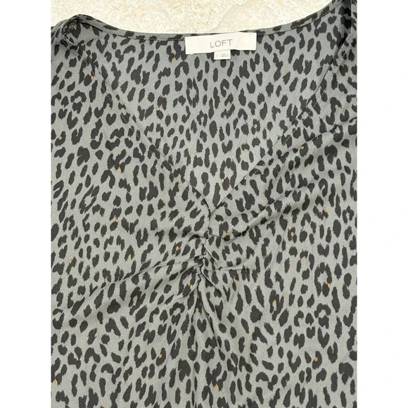 LOFT/Ann T Womens Large Black Gray Leopard Print Short Sleeve Blouse Shirt Vneck - Picture 2 of 7